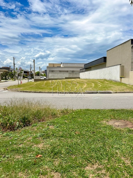Terreno de esquina à venda no Condomínio Ouroville com 327 m², plano e com privacidade | Taubaté SP: 3ª foto da galeria de imagens do imóvel