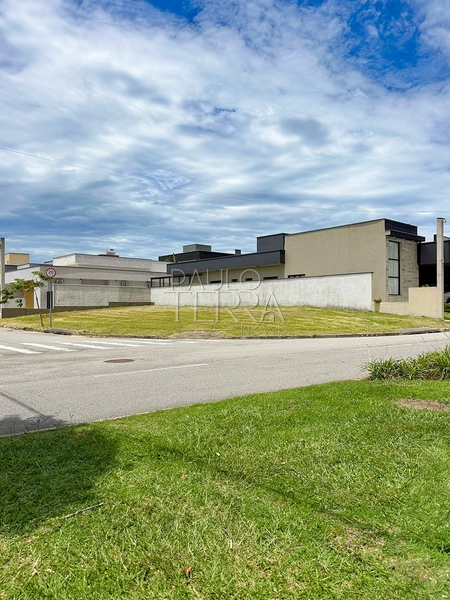 Terreno de esquina à venda no Condomínio Ouroville com 327 m², plano e com privacidade | Taubaté SP: 1ª foto da galeria de imagens do imóvel