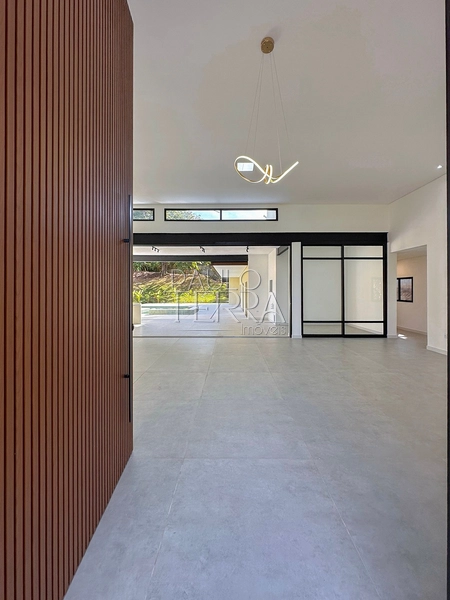 Casa Térrea Nova à Venda no Condomínio Chácaras Cataguá Taubaté | 3 Suítes, Escritório, Piscina com Spa e Terreno de 1.874m²: 5ª foto da galeria de imagens do imóvel