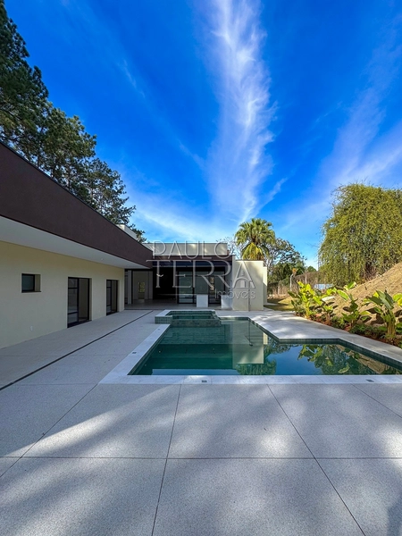 Casa Térrea Nova à Venda no Condomínio Chácaras Cataguá Taubaté | 3 Suítes, Escritório, Piscina com Spa e Terreno de 1.874m²: 3ª foto da galeria de imagens do imóvel
