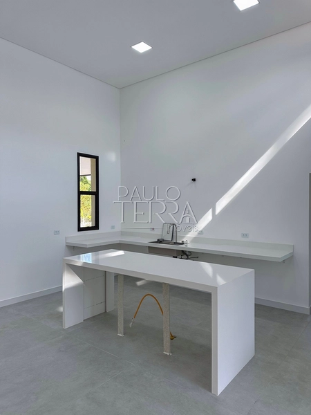 Casa Térrea Nova à Venda no Condomínio Chácaras Cataguá Taubaté | 3 Suítes, Escritório, Piscina com Spa e Terreno de 1.874m²: 10ª foto da galeria de imagens do imóvel