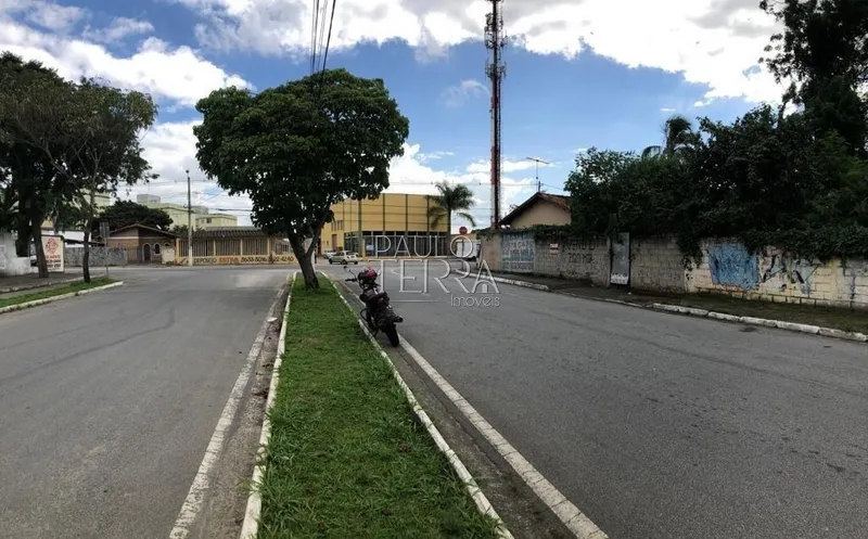 Terreno com 700 m2 com 20 metros de frente para avenida em Taubaté SP: 1ª foto da galeria de imagens do imóvel