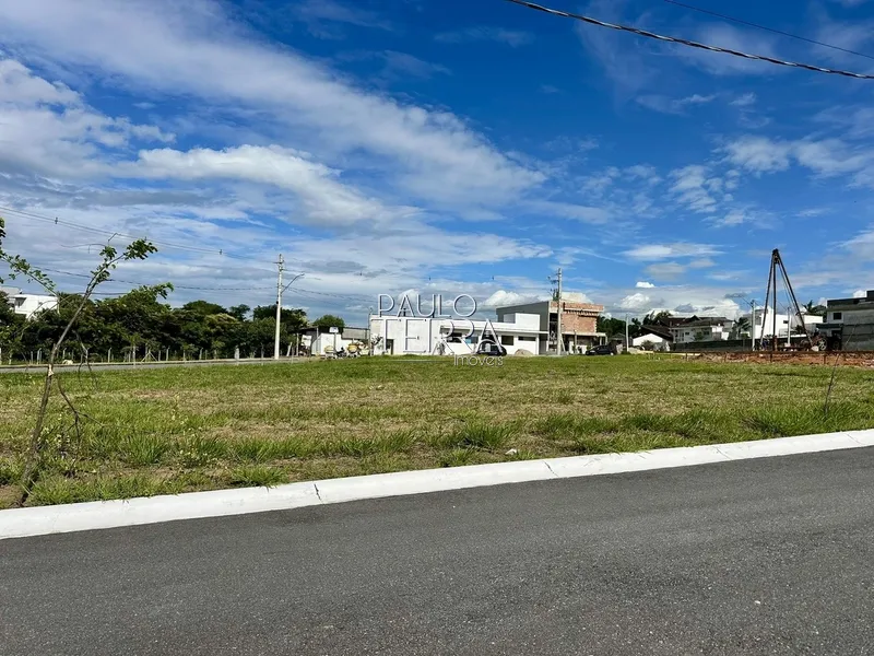 Terreno plano com 341 m2 no condomínio fechado Colinas do Sol: 1ª foto da galeria de imagens do imóvel