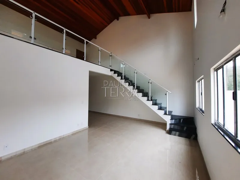 Casa térrea com mezanino, 3 dormitórios e quintal. Condomínio fechado: 1ª foto da galeria de imagens do imóvel