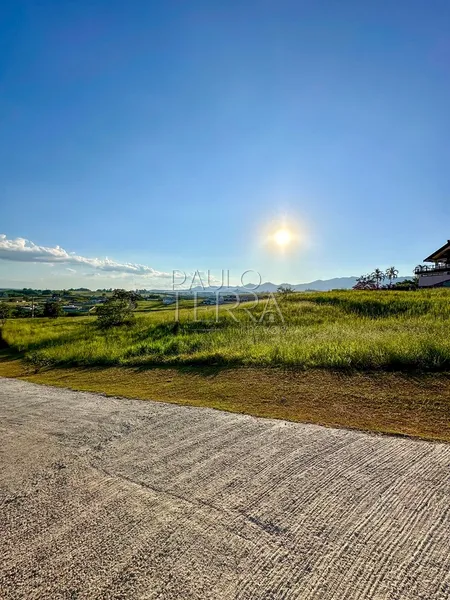 Terreno à Venda no Condomínio Village da Serra em Tremembé | 1.634 m² com Vista Permanente da Serra da Mantiqueira: 1ª foto da galeria de imagens do imóvel
