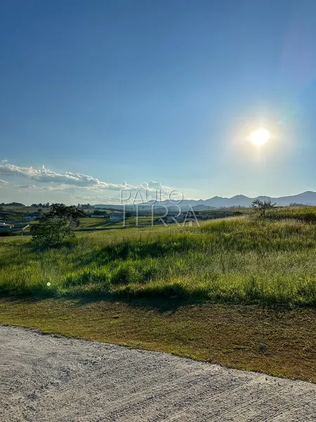 Terreno à Venda no Condomínio Village da Serra em Tremembé | 1.634 m² com Vista Permanente da Serra da Mantiqueira: 3ª foto da galeria de imagens do imóvel