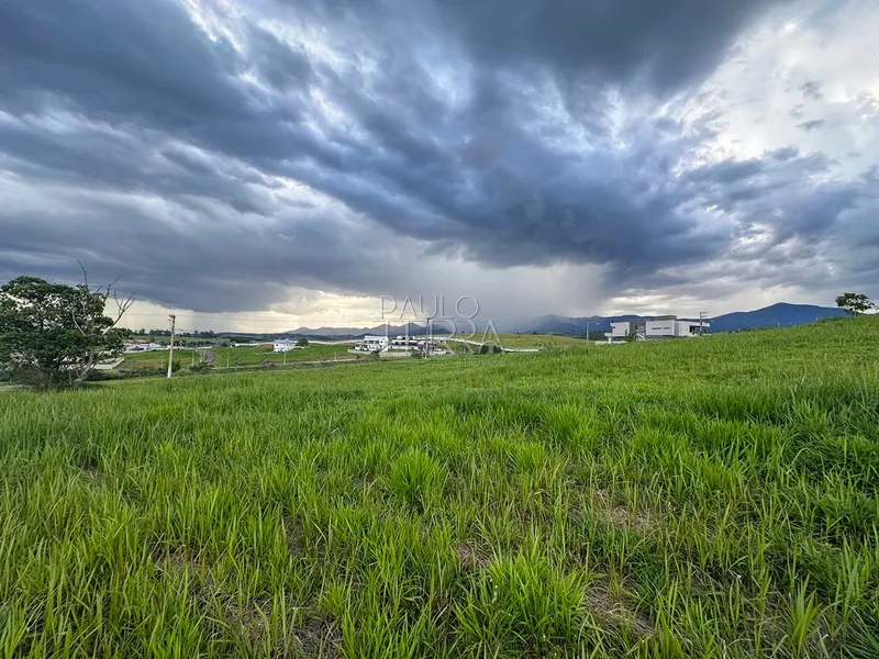 Terreno à Venda no Condomínio Village da Serra em Tremembé | 1.634 m² com Vista Permanente da Serra da Mantiqueira: 19ª foto da galeria de imagens do imóvel