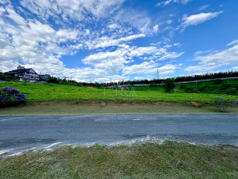 Terreno à Venda no Condomínio Village da Serra em Tremembé | 1.634 m² com Vista Permanente da Serra da Mantiqueira: 6ª foto da galeria de imagens do imóvel