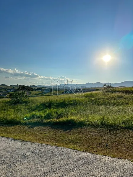 Terreno à Venda no Condomínio Village da Serra em Tremembé | 1.634 m² com Vista Permanente da Serra da Mantiqueira: 2ª foto da galeria de imagens do imóvel