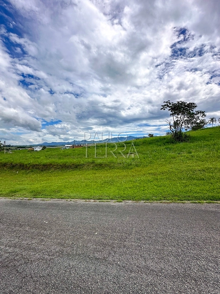 Terreno à Venda no Condomínio Village da Serra em Tremembé | 1.634 m² com Vista Permanente da Serra da Mantiqueira: 2ª foto da galeria de imagens do imóvel