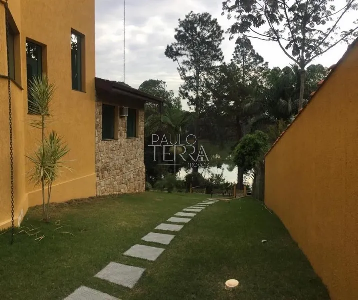 Sobrado com vista para o lado - Condomínio Chácaras Cataguá - Taubaté: 3ª foto da galeria de imagens do imóvel