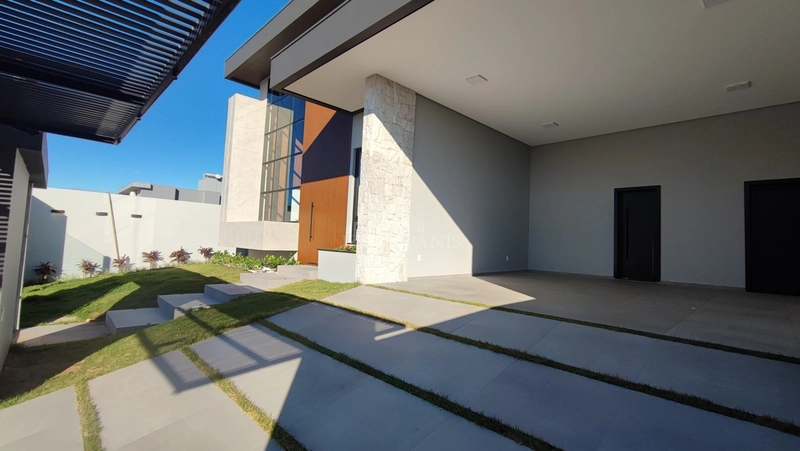 CASA TERREA COM 3 SUÍTES: 2ª foto da galeria de imagens do imóvel