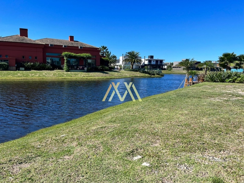 Terreno beira lago à venda no condomínio Celebration em Xangri-Lá!: 3ª foto da galeria de imagens do imóvel