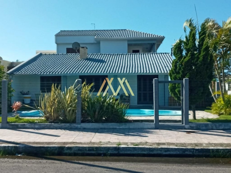 Sobrado de esquina com piscina à venda em Atlântida Sul!: 3ª foto da galeria de imagens do imóvel
