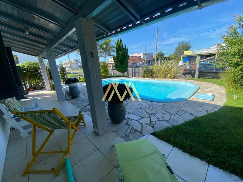 Sobrado de esquina com piscina à venda em Atlântida Sul!: 2ª foto da galeria de imagens do imóvel