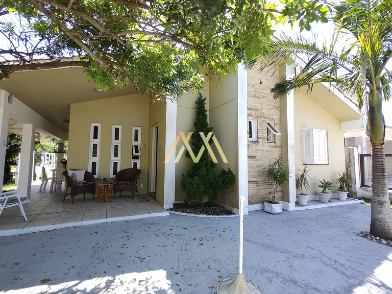 Linda casa em ótima localização!: 1ª foto da galeria de imagens do imóvel