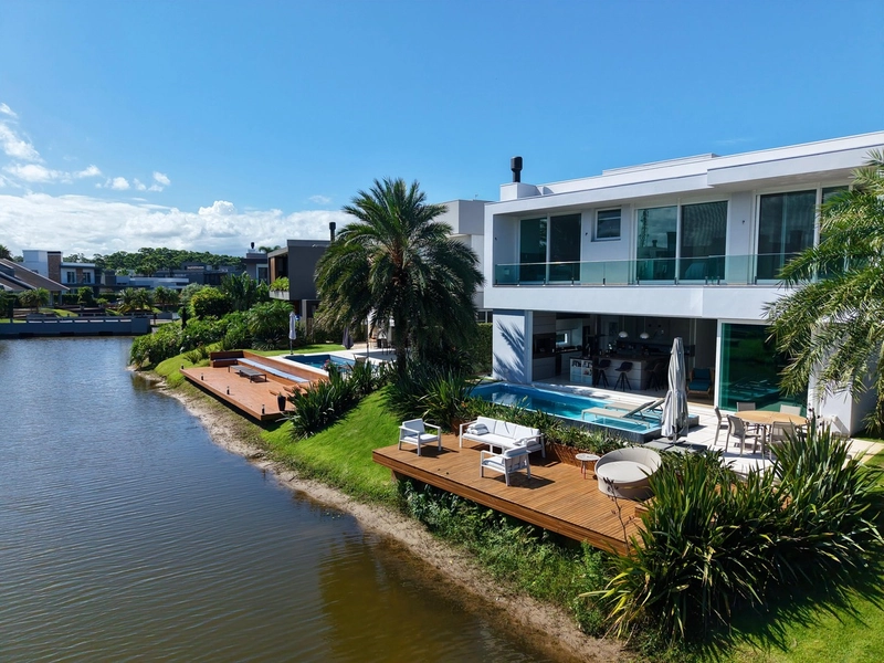 Sobrado beira lago à venda no condomínio Malibu em Xangri-Lá!: 1ª foto da galeria de imagens do imóvel