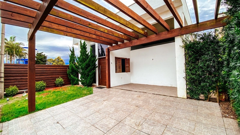 Casa térrea em ótima localização de Atlântida, com piscina!: 1ª foto da galeria de imagens do imóvel