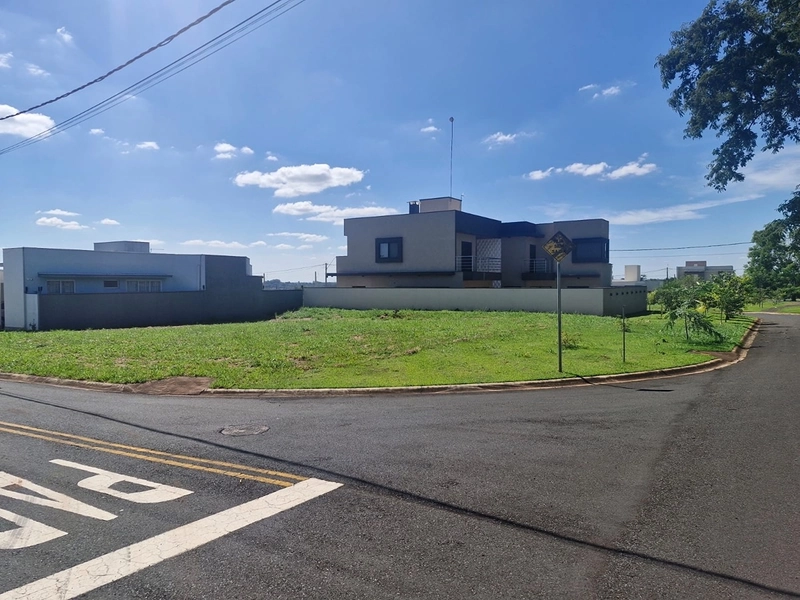 Terreno de Esquina à Venda no Bella Vitta | Condomínio Fechado: 1ª foto da galeria de imagens do imóvel