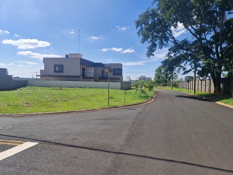 Terreno de Esquina à Venda no Bella Vitta | Condomínio Fechado: 3ª foto da galeria de imagens do imóvel