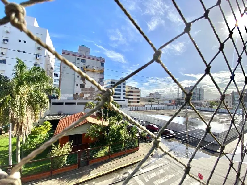 SACADA DE FRENTE COM CHURRASQUEIRA: 7ª foto da galeria de imagens do imóvel