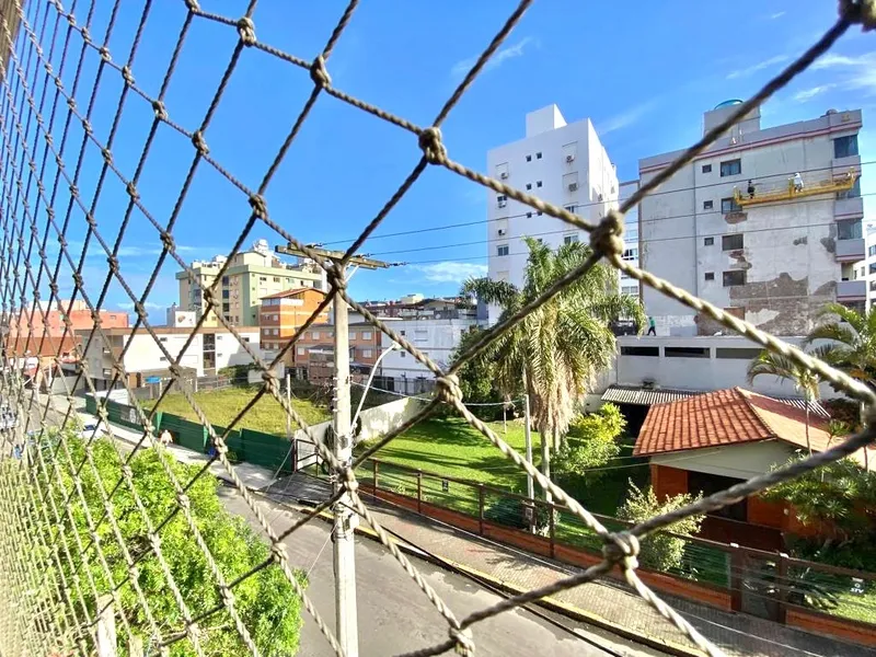 SACADA DE FRENTE COM CHURRASQUEIRA: 8ª foto da galeria de imagens do imóvel
