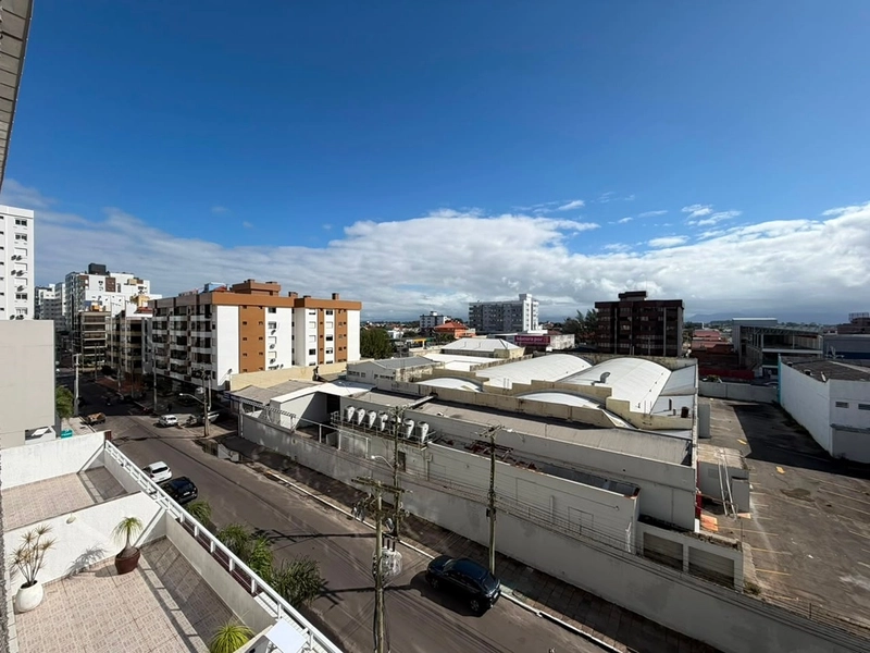 Vista ampla de frente para rua: 7ª foto da galeria de imagens do imóvel
