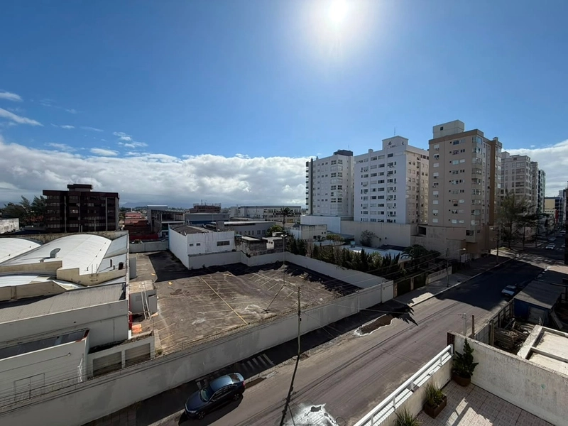 Vista ampla de frente para rua: 14ª foto da galeria de imagens do imóvel