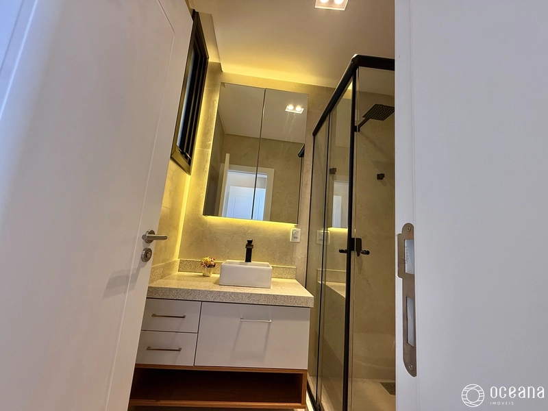 EXCELENTE SOBRADO EM CONDOMÍNIO FECHADO COMPOSTO POR 04 SUÍTES MOB & DECORADO!: 26ª foto da galeria de imagens do imóvel
