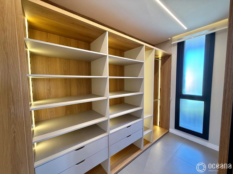 EXCELENTE SOBRADO EM CONDOMÍNIO FECHADO COMPOSTO POR 04 SUÍTES MOB & DECORADO!: 6ª foto da galeria de imagens do imóvel