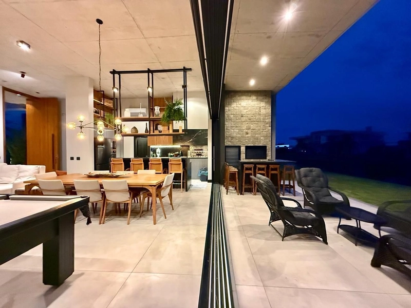 EXCELENTE CASA EM CONDOMÍNIO FECHADO - MOB E DEC: 1ª foto da galeria de imagens do imóvel