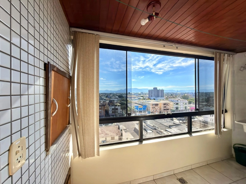 APARTAMENTO DE 01 DORMITÓRIO MOBILIADO COM SACADA E CHURRASQUEIRA!: 2ª foto da galeria de imagens do imóvel