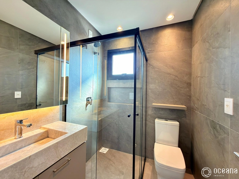 EXCELENTE CASA EM COND. FECHADO COM 04 SUÍTES, BEIRA LAGO E PÉ DIREITO DUPLO!: 35ª foto da galeria de imagens do imóvel