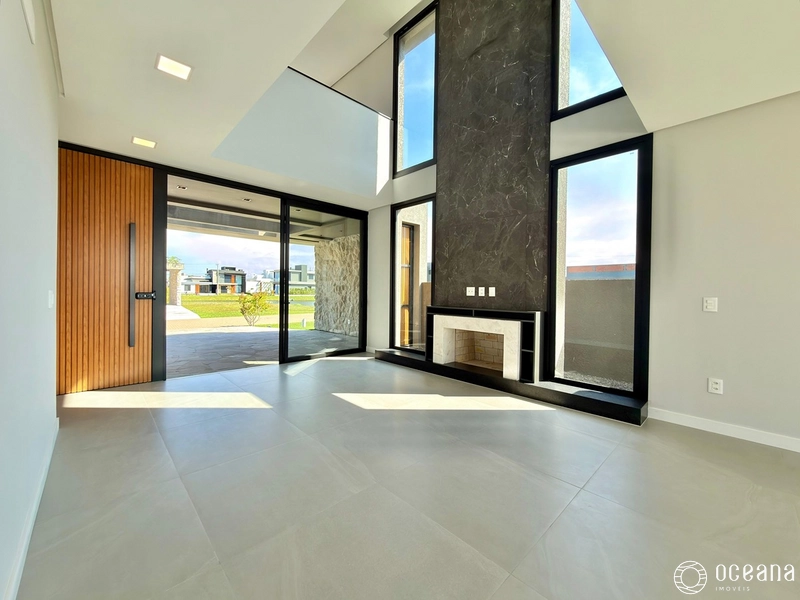 EXCELENTE CASA EM COND. FECHADO COM 04 SUÍTES, BEIRA LAGO E PÉ DIREITO DUPLO!: 6ª foto da galeria de imagens do imóvel