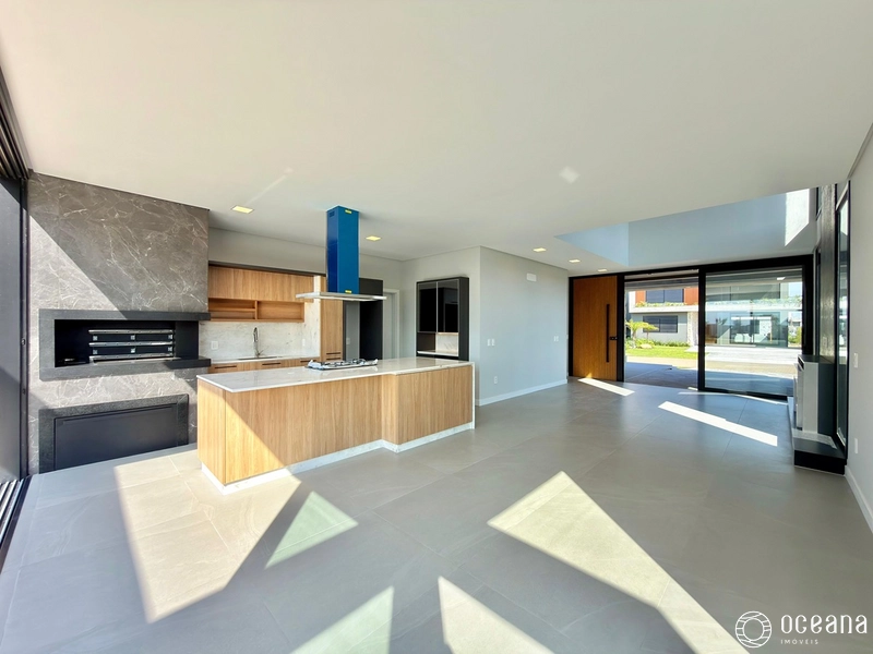 EXCELENTE CASA EM COND. FECHADO COM 04 SUÍTES, BEIRA LAGO E PÉ DIREITO DUPLO!: 9ª foto da galeria de imagens do imóvel
