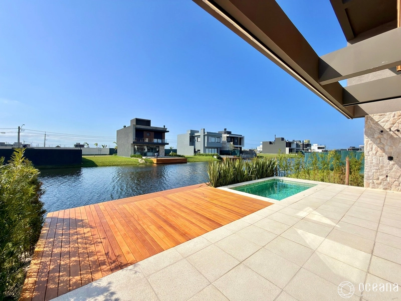 EXCELENTE CASA EM COND. FECHADO COM 04 SUÍTES, BEIRA LAGO E PÉ DIREITO DUPLO!: 12ª foto da galeria de imagens do imóvel