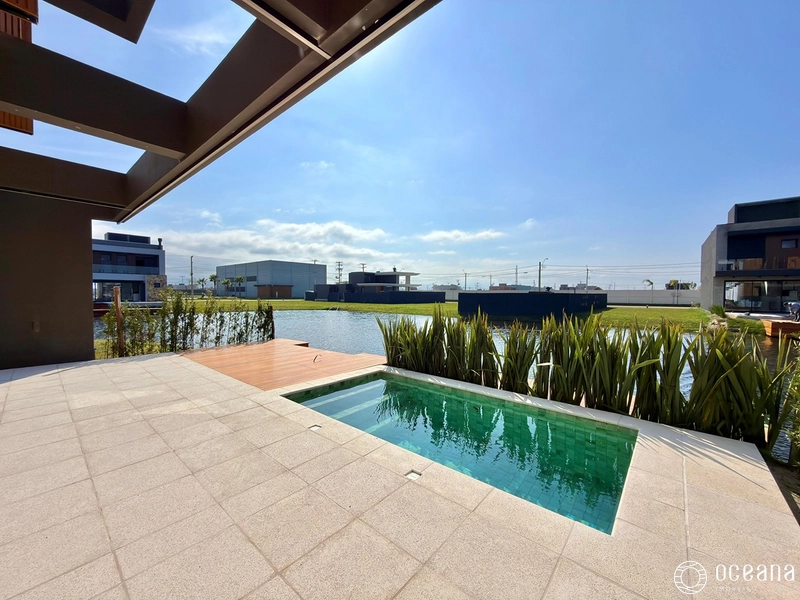 EXCELENTE CASA EM COND. FECHADO COM 04 SUÍTES, BEIRA LAGO E PÉ DIREITO DUPLO!: 17ª foto da galeria de imagens do imóvel