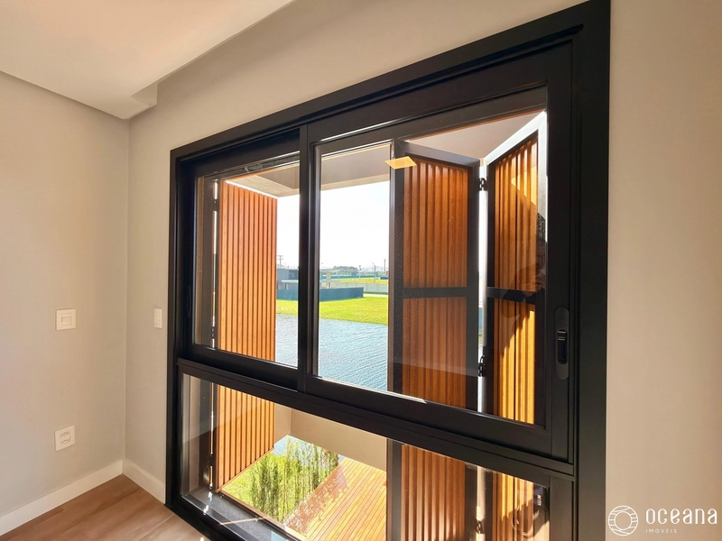 EXCELENTE CASA EM COND. FECHADO COM 04 SUÍTES, BEIRA LAGO E PÉ DIREITO DUPLO!: 34ª foto da galeria de imagens do imóvel