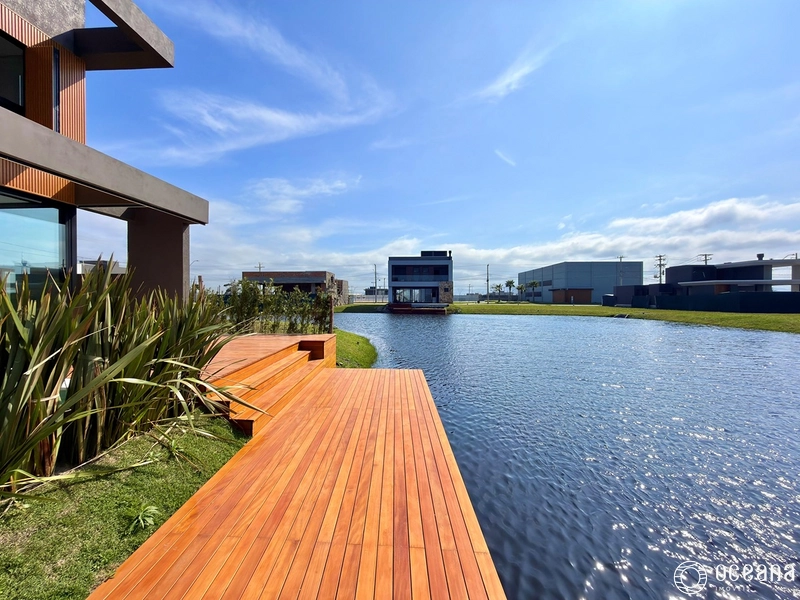 EXCELENTE CASA EM COND. FECHADO COM 04 SUÍTES, BEIRA LAGO E PÉ DIREITO DUPLO!: 16ª foto da galeria de imagens do imóvel