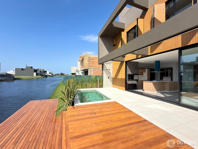 EXCELENTE CASA EM COND. FECHADO COM 04 SUÍTES, BEIRA LAGO E PÉ DIREITO DUPLO!: 13ª foto da galeria de imagens do imóvel