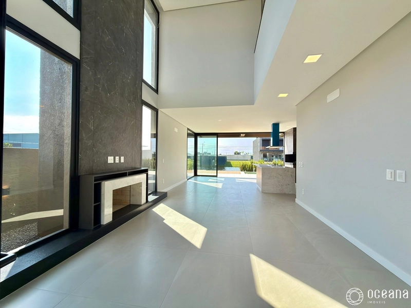 EXCELENTE CASA EM COND. FECHADO COM 04 SUÍTES, BEIRA LAGO E PÉ DIREITO DUPLO!: 3ª foto da galeria de imagens do imóvel