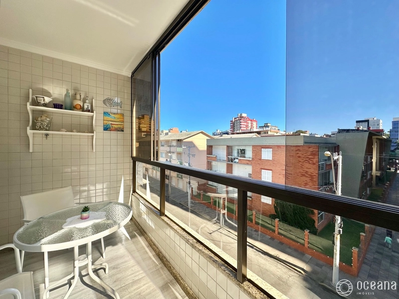 APARTAMENTO COM SACADA DE FRENTE JUNTO AO MAR NO CORAÇÃO DA CIDADE!: 1ª foto da galeria de imagens do imóvel