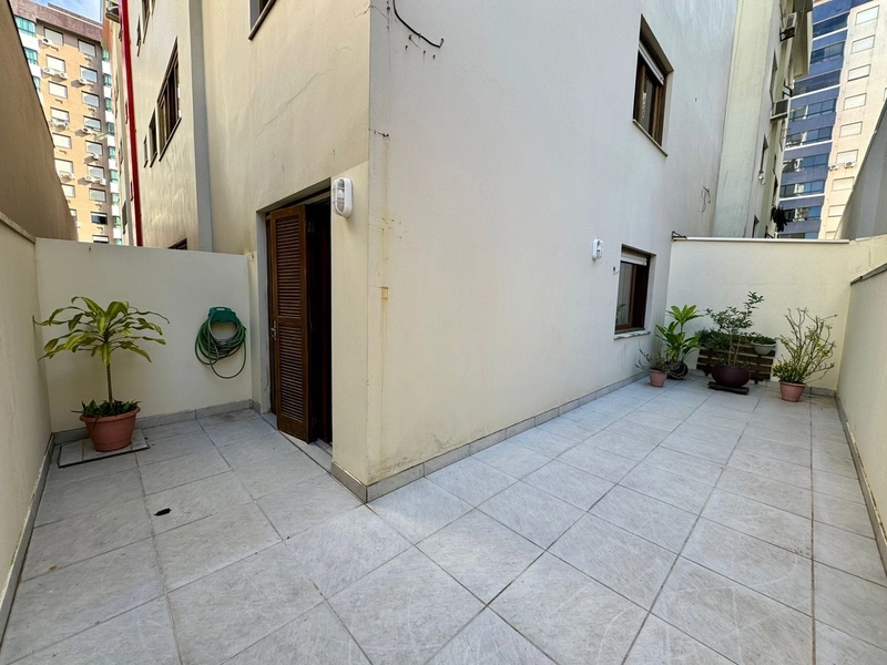 APARTAMENTO DE 02 DORMITÓRIOS COM TERRAÇO EM TORNO - SEM VAGA: 1ª foto da galeria de imagens do imóvel