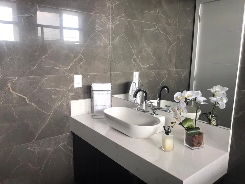 CASA MOBILIADA E DECORADA EM CONDOMÍNIO FECHADO COM 05 SUÍTES!: 3ª foto da galeria de imagens do imóvel