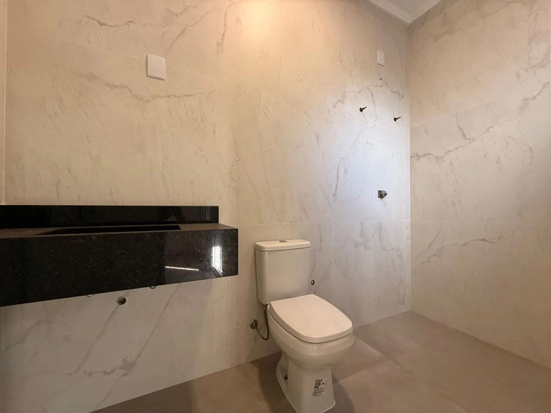 CASA COMPOSTA POR 03 SUÍTES INDEPENDENTES EM CONDOMÍNIO FECHADO!: 3ª foto da galeria de imagens do imóvel