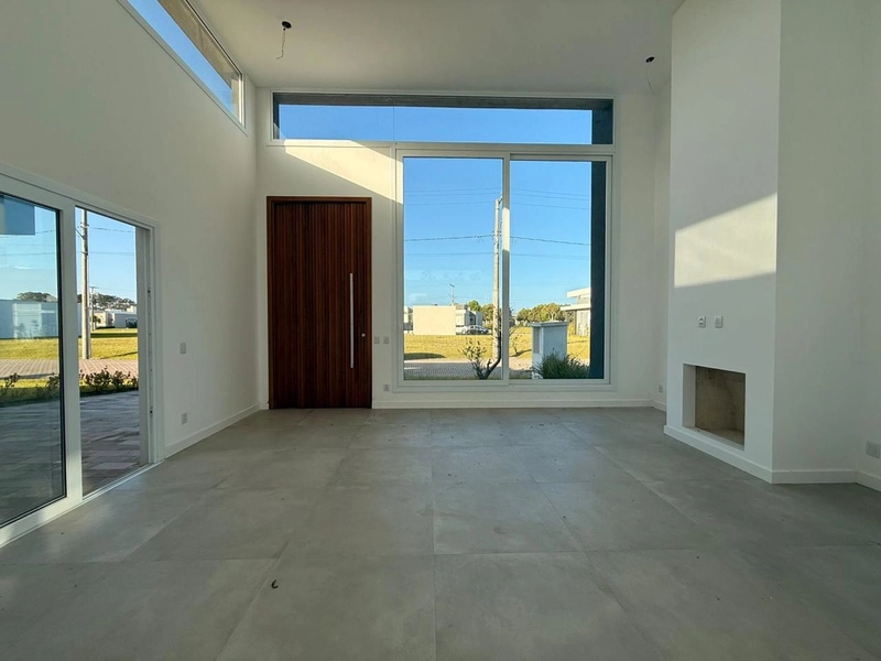 CASA COMPOSTA POR 03 SUÍTES INDEPENDENTES EM CONDOMÍNIO FECHADO!: 1ª foto da galeria de imagens do imóvel