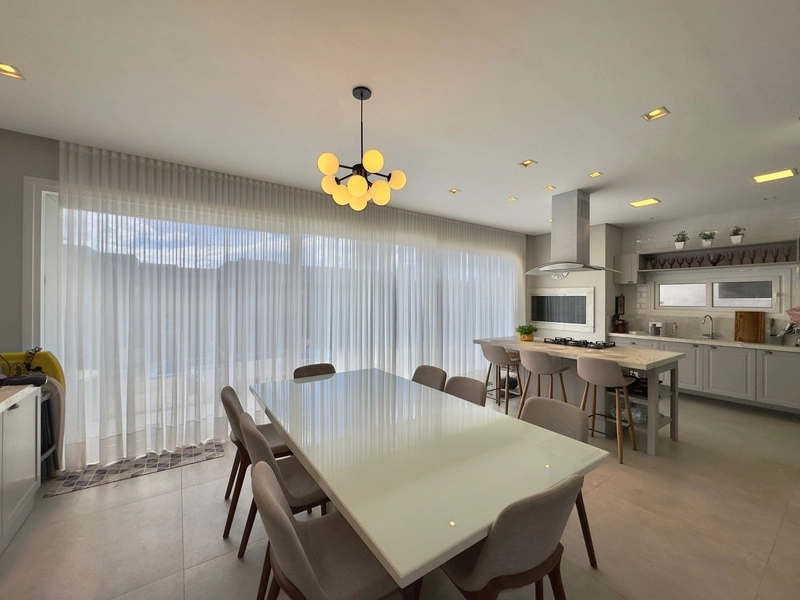 CASA EM COND. FECHADO COMPOSTA POR 05 SUÍTES - INFRA COMPLETA!: 1ª foto da galeria de imagens do imóvel