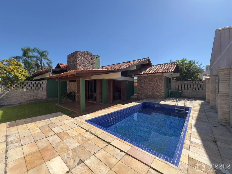 Casa à Venda no Centro de Xangri-Lá: 1ª foto da galeria de imagens do imóvel