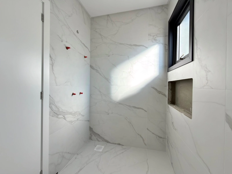 CASA COM 03 SUÍTES EM CONDOMÍNIO DE ALTO PADRÃO!: 15ª foto da galeria de imagens do imóvel
