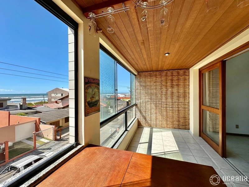 Apartamento de 02 Dormitorios com sacada de frente e vista mar!: 3ª foto da galeria de imagens do imóvel